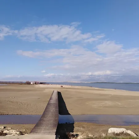 アパート Sara ヴーシ